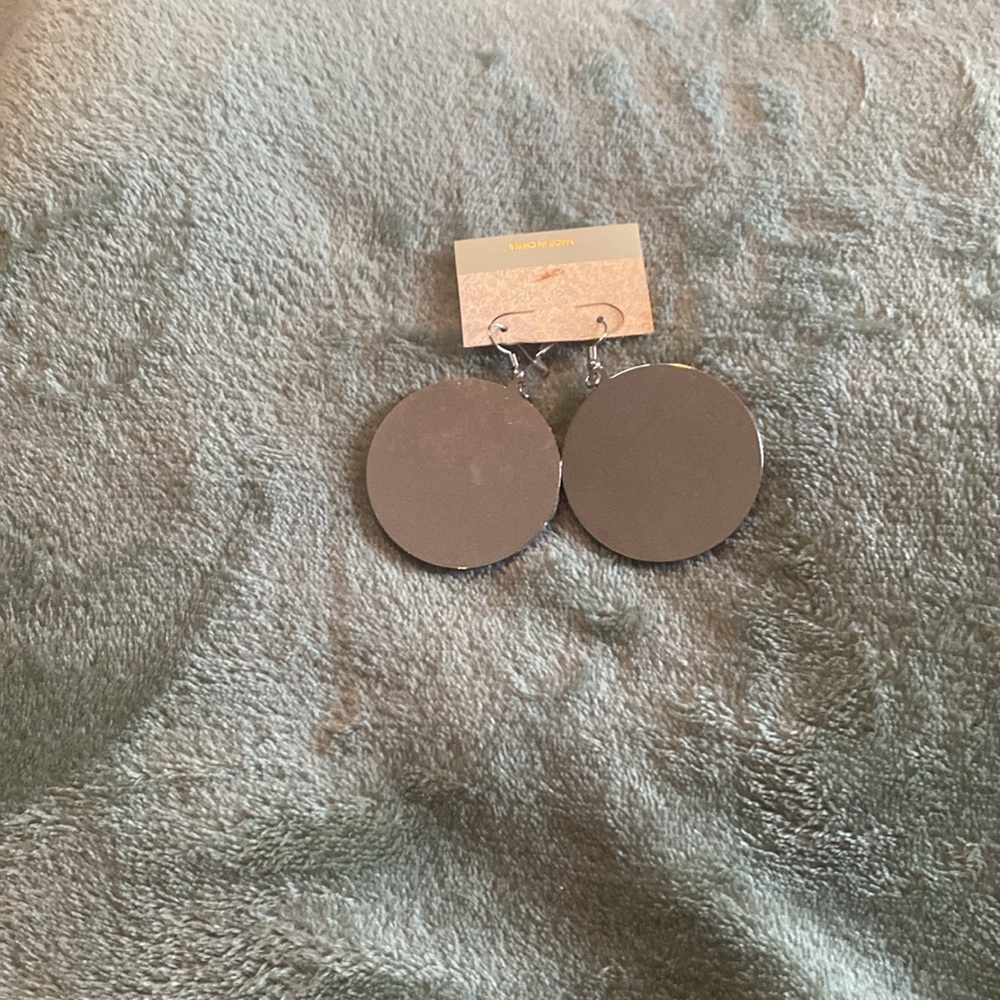 Bedazzled rose pink and silver earrings! - Picture 4 of 4